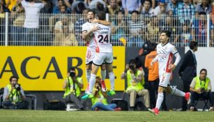 Godínez y Jiménez celebran un gol de Lobos BUAP