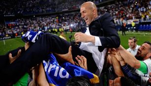 Zinedine Zidane es 'sabaneado' por sus jugadores