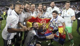 Jugadores del Real Madrid festejan tras coronarse