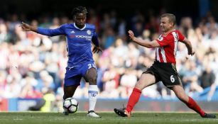 Michy Batshuayi en una jugada en el partido contra el Sunderland 