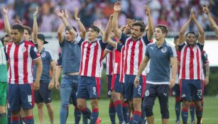 Chivas festeja con su afición después del partido contra Toluca
