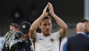 Francesco Totti agradece el apoyo de su público en el partido entre Chievo y Roma