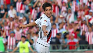 Pizarro festeja uno gol con Chivas en el Clausura 2017