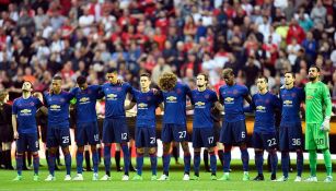 Jugadores del Manchester United guardan minuto de silencio 