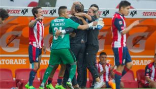 Jugadores de Chivas festejan con Almeyda el pase a la Final