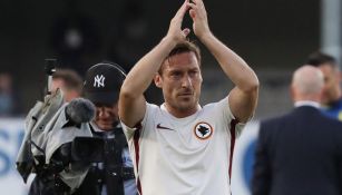 Totti se depside de la afición tras un partido de la Roma