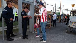 Aficionados de Chivas presenta sus boletos para ingresar al Volcán 