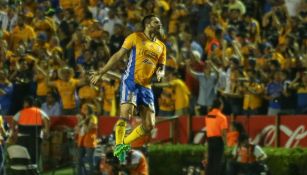 Gignac brinca para celebrar uno de sus goles contra Chivas
