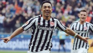 Marco Fabián festeja un gol con el Frankfurt