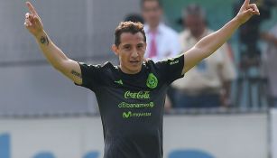 Guardado celebra un gol durante el entrenamiento de México