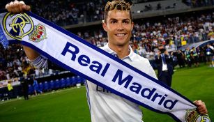 CR7 muestra una bufanda del Real Madrid en La Liga 