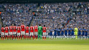 Ambas plantillas guardan minuto de silencio en Wembley 