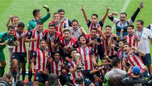 Jugadores de Chivas Sub 20 festejan el título del C2017