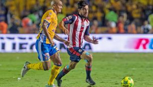 Rodríguez y Pizarro pelean el balón en la Ida de la Final