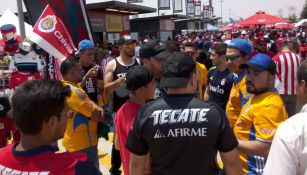Aficionados reunidos a las afueras del Estadio Chivas