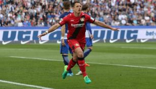 Chicharito celebra una anotación con el Bayer Leverkusen