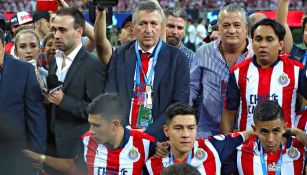 Jorge Vergara posa en un foto durante la celebración del título de Chivas