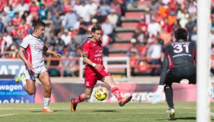 Mauro Lainez conduce el esférico en duelo contra Lobos BUAP