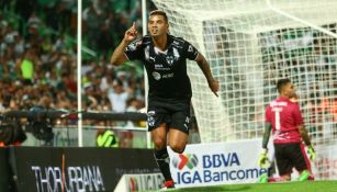 Edwin Cardona festeja gol contra Santos Laguna