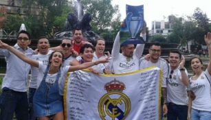 Aficionados del Real Madrid celebran en la Fuente de las Cibeles en la CDMX