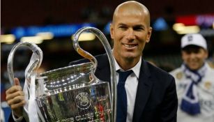 Zinedine Zidane levanta el trofeo de la Champions League