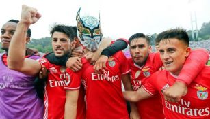 Raúl Jiménez celebrando triunfo del Benfica con máscara del Benfica