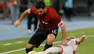 Arda Turan disputa el balón con la selección de Turquía