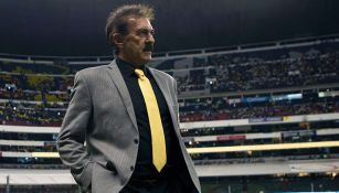 Ricardo Antonio La Volpe, durante un juego de América en el Azteca