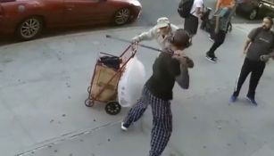 El hombre golpeando a un anciano de en las calles de Nueva York