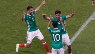 Alanis festeja con sus compañeros el primer gol de México