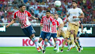 Gullit Peña y Lalo Herrera, en un juego entre Chivas y Pumas
