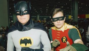 Adam West interpreta a Batman durante un evento en Estados Unidos