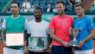 Los finalistas de dobles en Roland Garros posan con sus trofeos