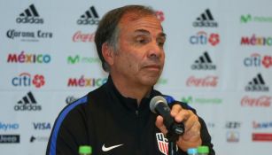 Bruce Arena, técnico de la selección de EU, habla para los medios