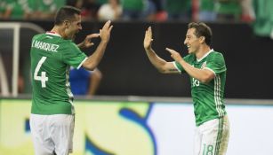 Márquez y Guardado celebran un gol contra Paraguay en 2016 