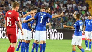 Jugadores italianos celebran el gol de Bernardeschi contra Liechtenstein