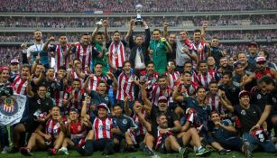 Los jugadores de Chivas levantan el trofeo de Campeones del Clausura 2017