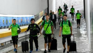 Los jugadores de la Selección Mexicana caminan por los pasillos del Estadio Azteca