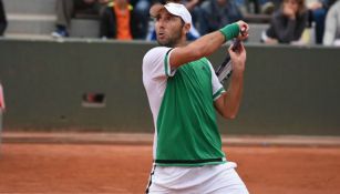 Santiago González disputa un juego en Roland Garros
