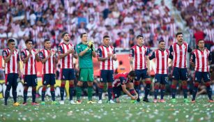 Los jugadores de Chivas formados previo a la Final de Vuelta contra Tigres