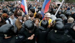 Manifestantes chocan con la policía en las calles de Rusia