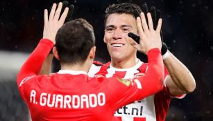 Héctor Moreno celebra con Andrés Guardado en el PSV
