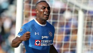 Joffre Guerrón celebra un gol con Cruz Azul