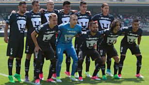 Jugadores de Pumas posan previo a un partido de Liga MX