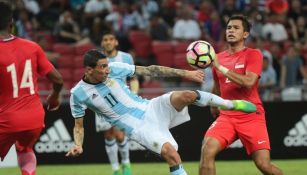 Di María remata de volea en el juego frente a Singapur