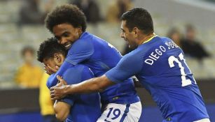 El brasileño Taison celebra su gol junto a sus compañeros 