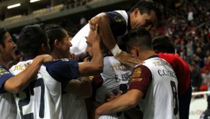 Jugadores de Atlante celebran un gol en el Clausura 2017