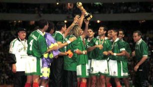 Tri de 1999 festeja el triunfo en la Copa Confederaciones