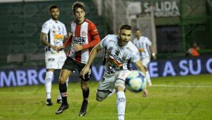 Federico Allende pelea un balón en el partido contra Estudiantes