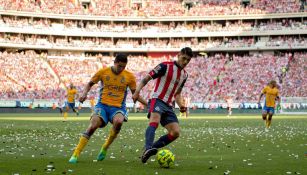 Alan Pulido y Hugo Ayala disputan un esférico en la pasada Final entre Chivas y Tigres